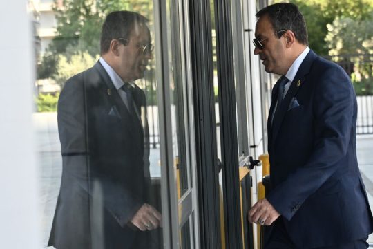 Ο Βασίλης Στίγκας θα διαβεί και πάλι την πόρτα των δικαστηρίων παρέα με τους βουλευτές του κόμματός του και τον «σκιώδη αρχηγό» Ηλία Κασιδιάρη
